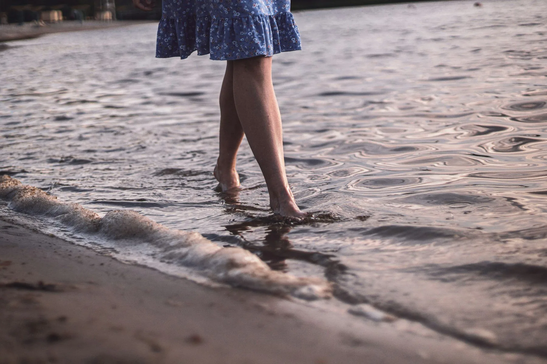 Piernas sanas caminando sobre el agua — angiólogo en Tlalpan, CDMX